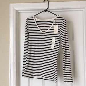 🚨PRICE FIRM!! 🚨 B&W long sleeve tee.